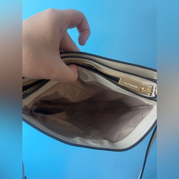 Micheal Kors Crossbody - Picture 5 of 6
